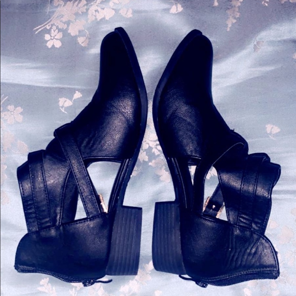 Black Cut-Out Booties 🔥